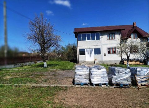 De vânzare – Casă spațioasă cu livadă, situată în Comuna Moșoaia, sat Smeura (Dealul Viilor), la doar 7 km de Pitești.