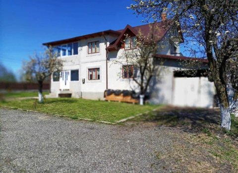 De vânzare – Casă spațioasă cu livadă, situată în Comuna Moșoaia, sat Smeura (Dealul Viilor), la doar 7 km de Pitești.
